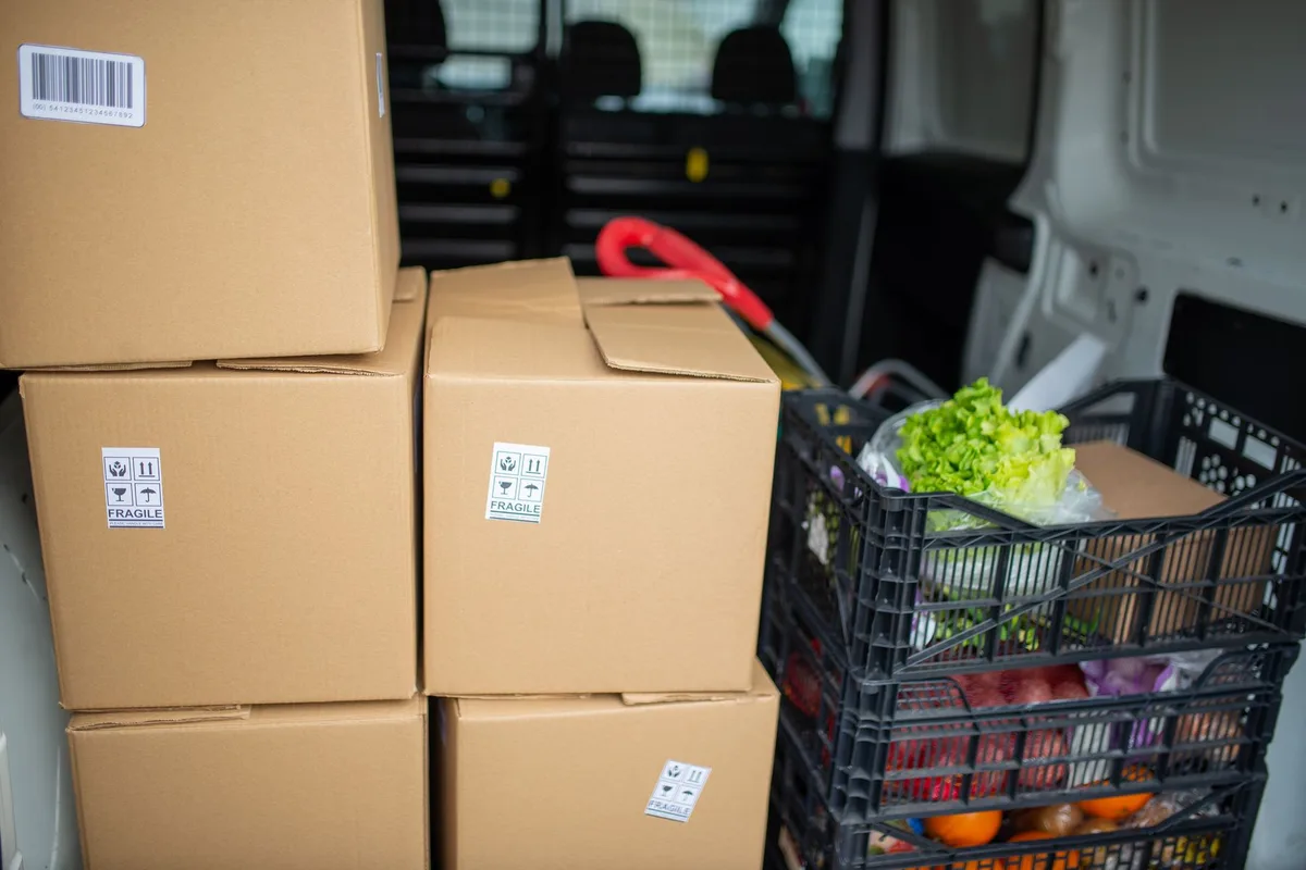 Dozen en kratten met verse groente klaargezet in de laadruimte